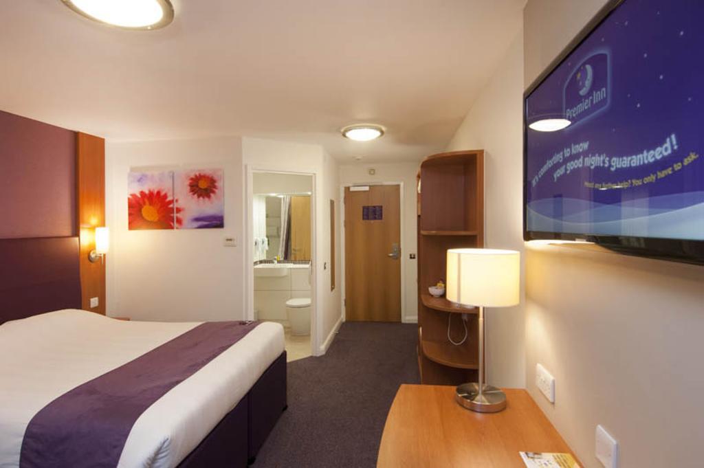 Premier Inn Cobham Cobham  Exteriör bild