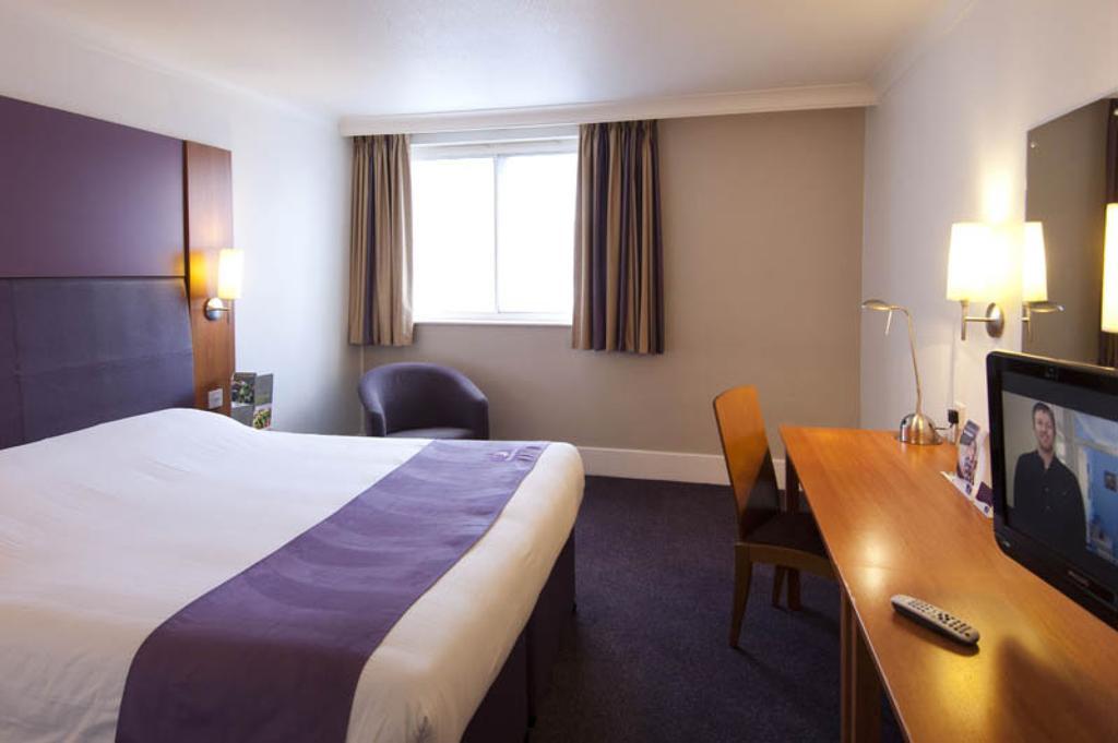 Premier Inn Cobham Cobham  Exteriör bild