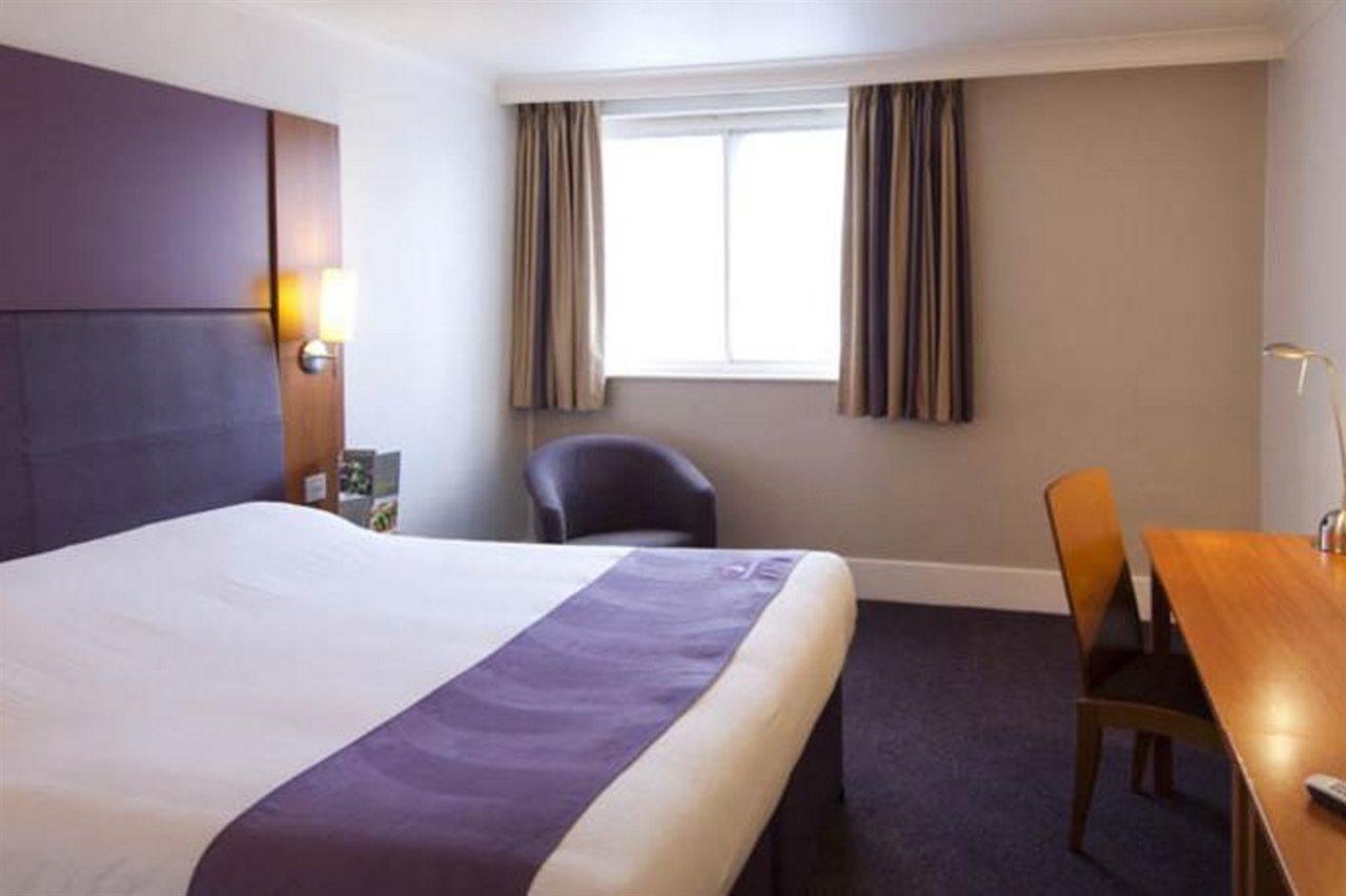 Premier Inn Cobham Cobham  Exteriör bild