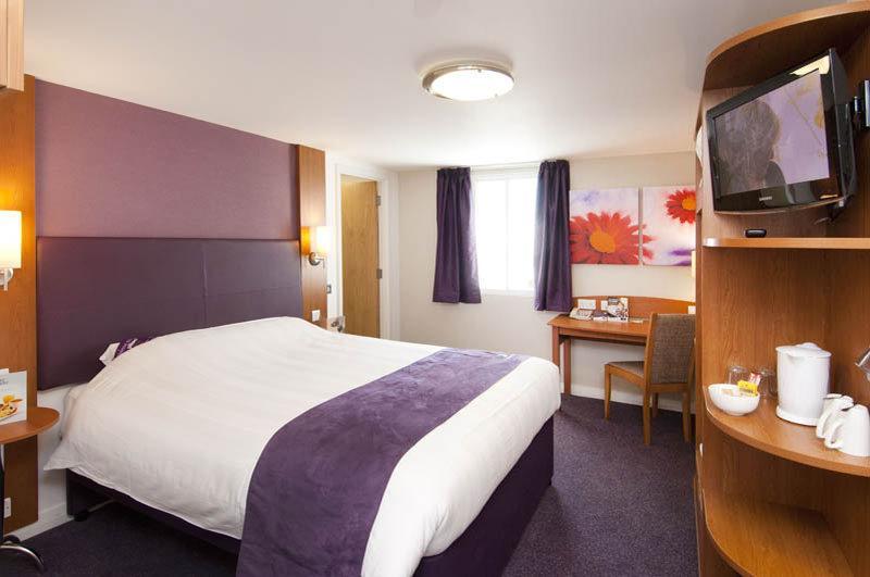 Premier Inn Cobham Cobham  Exteriör bild