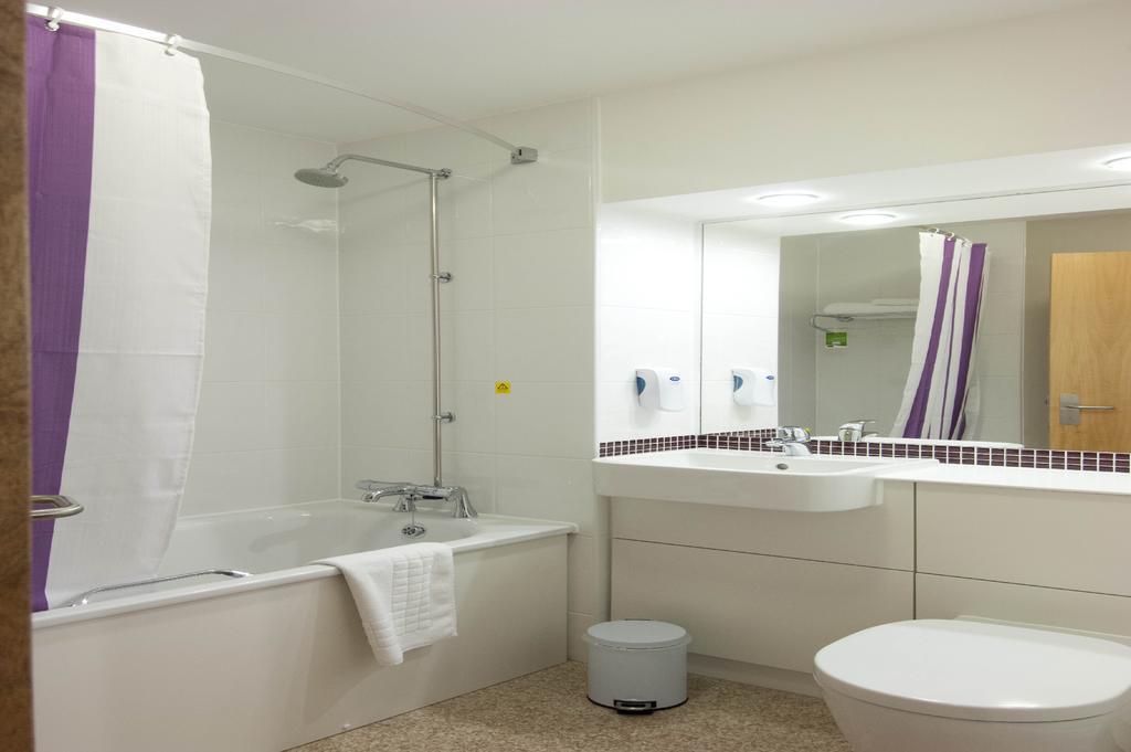 Premier Inn Cobham Cobham  Exteriör bild