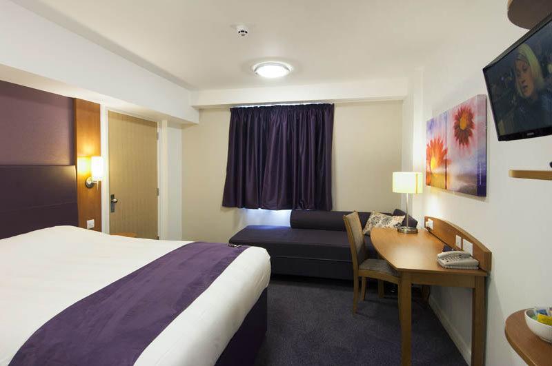Premier Inn Cobham Cobham  Exteriör bild